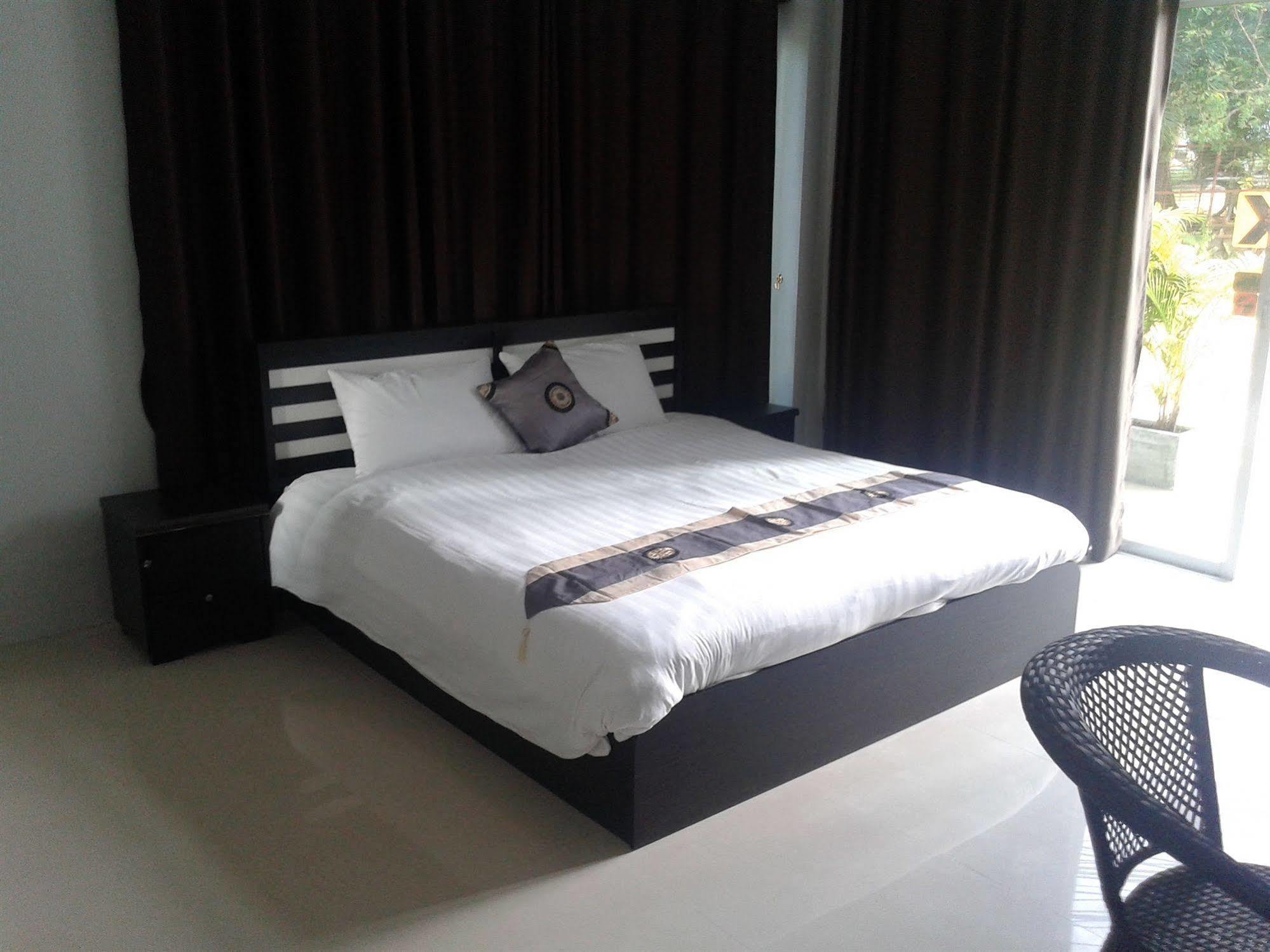 But Different Phuket Boutique Hotel Nai Harn Exterior foto