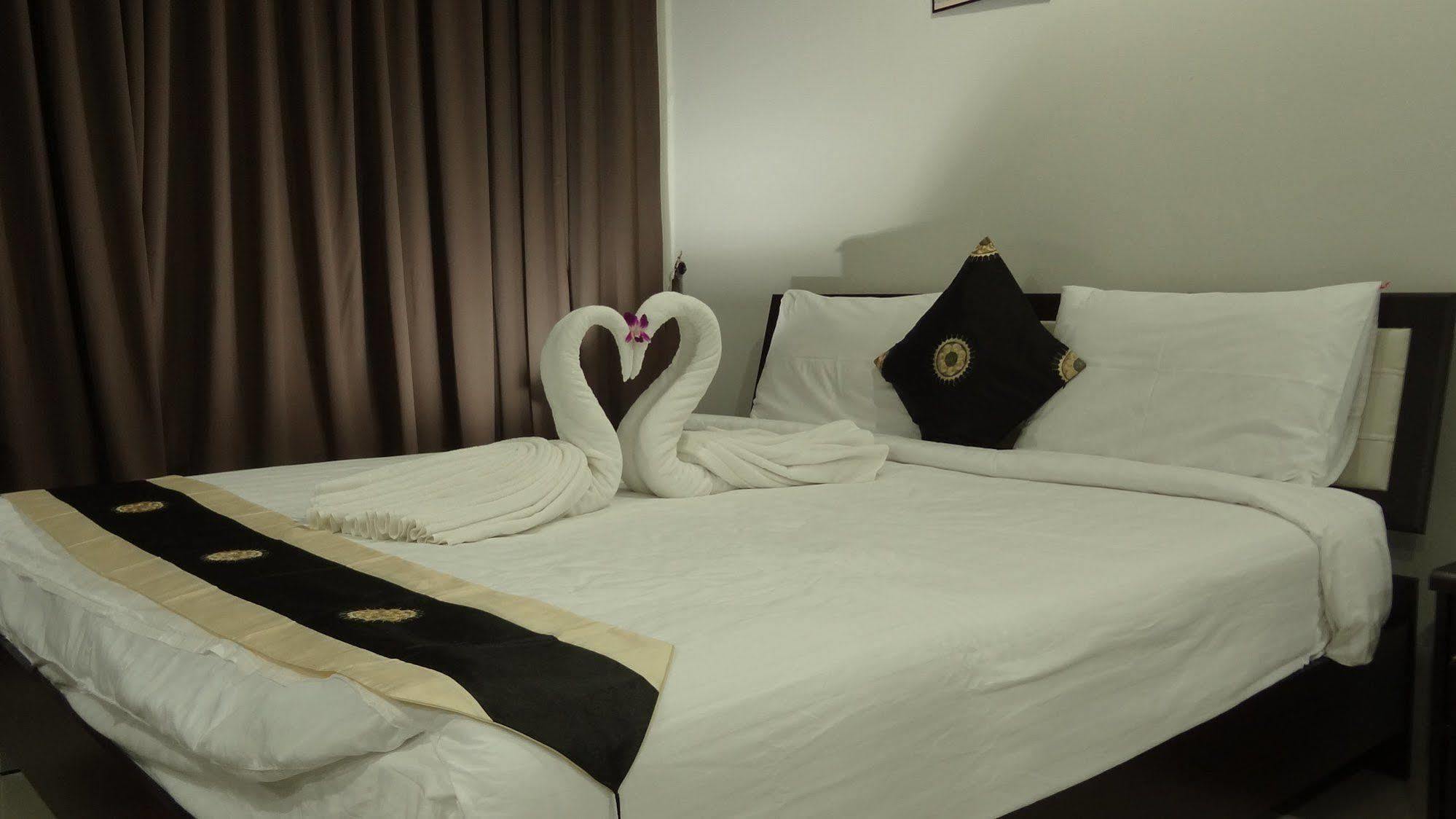 But Different Phuket Boutique Hotel Nai Harn Exterior foto